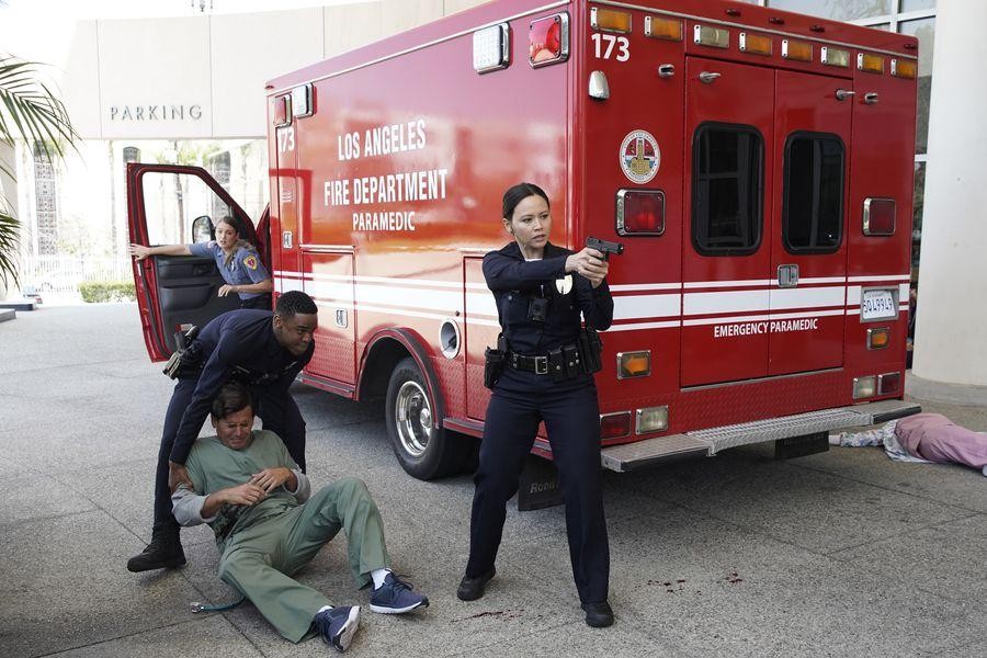 Jackson West aide un ambulancier blessé.