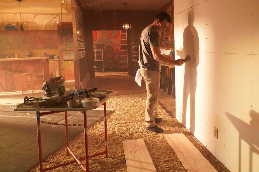 John Nolan (Nathan Fillion) rénove sa nouvelle maison.