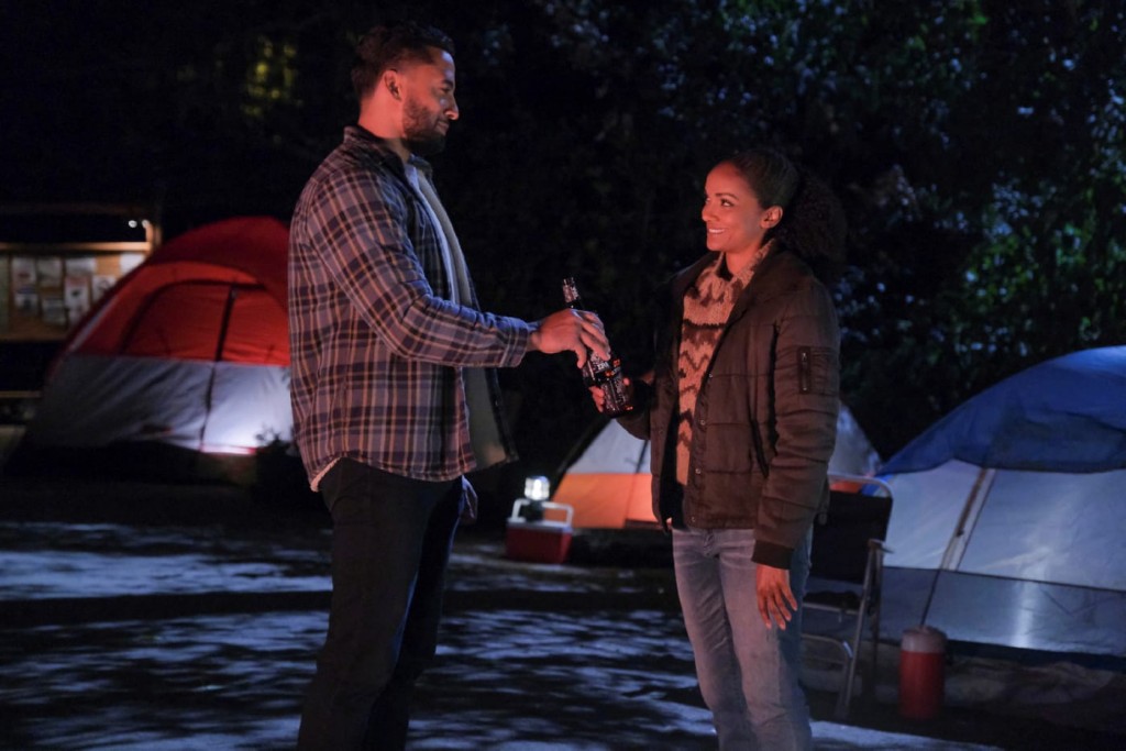 Nyla Harper (Mekia Cox) boit un verra au camping avec Alonzo Smith (Christian Keyes).