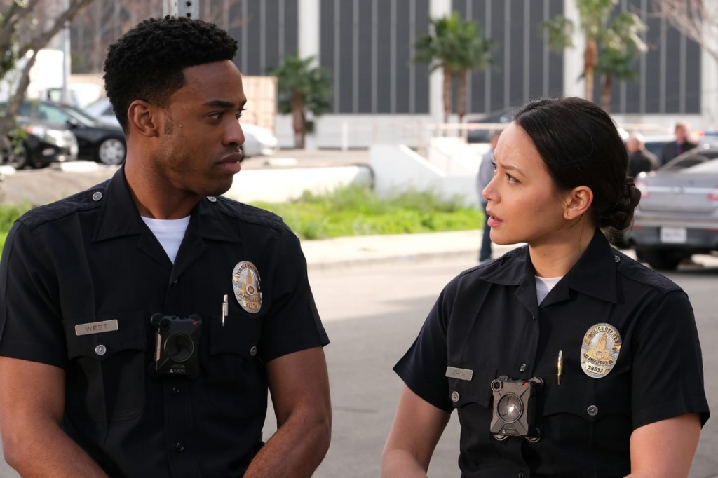 Les officiers du LAPD, Jackson West (Titus Makin) et Lucy Chen (Melissa O'Neil).