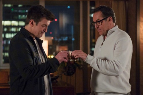 John Nolan (Nathan Fillion) boit un verre avec son vieil ami, Ben McRee.
