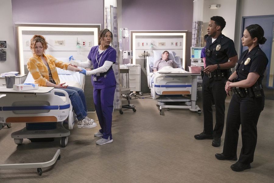 Lucy Chen et Jackson West surveillent une personne amenée à l'hôpital.