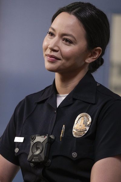L'officier Lucy Chen.