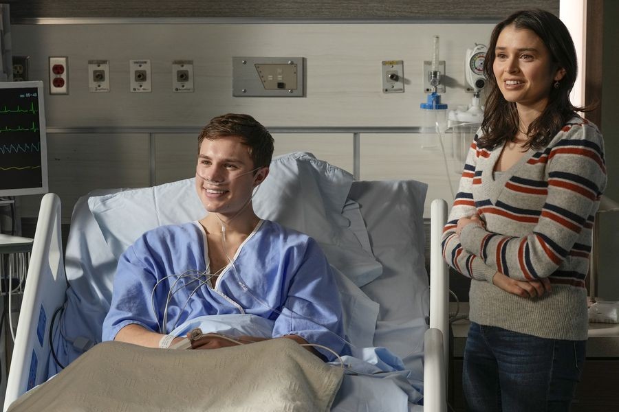Henry Nolan (Zayne Emory) est en compagnie de sa petite amie, Abigail (Madeleine Coghlan).