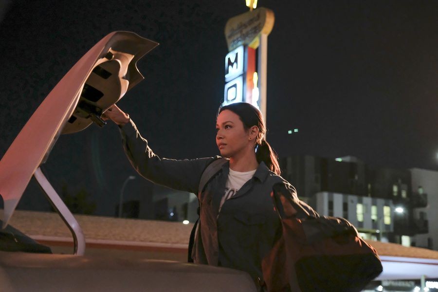 L'officier Lucy Chen (Melissa O'Neil) s'apprête à aller faire un tour en voiture.